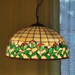 Lampa wisząca Tiffany z motywem kwiatowym