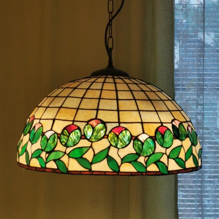 Lampa wisząca Tiffany z motywem kwiatowym