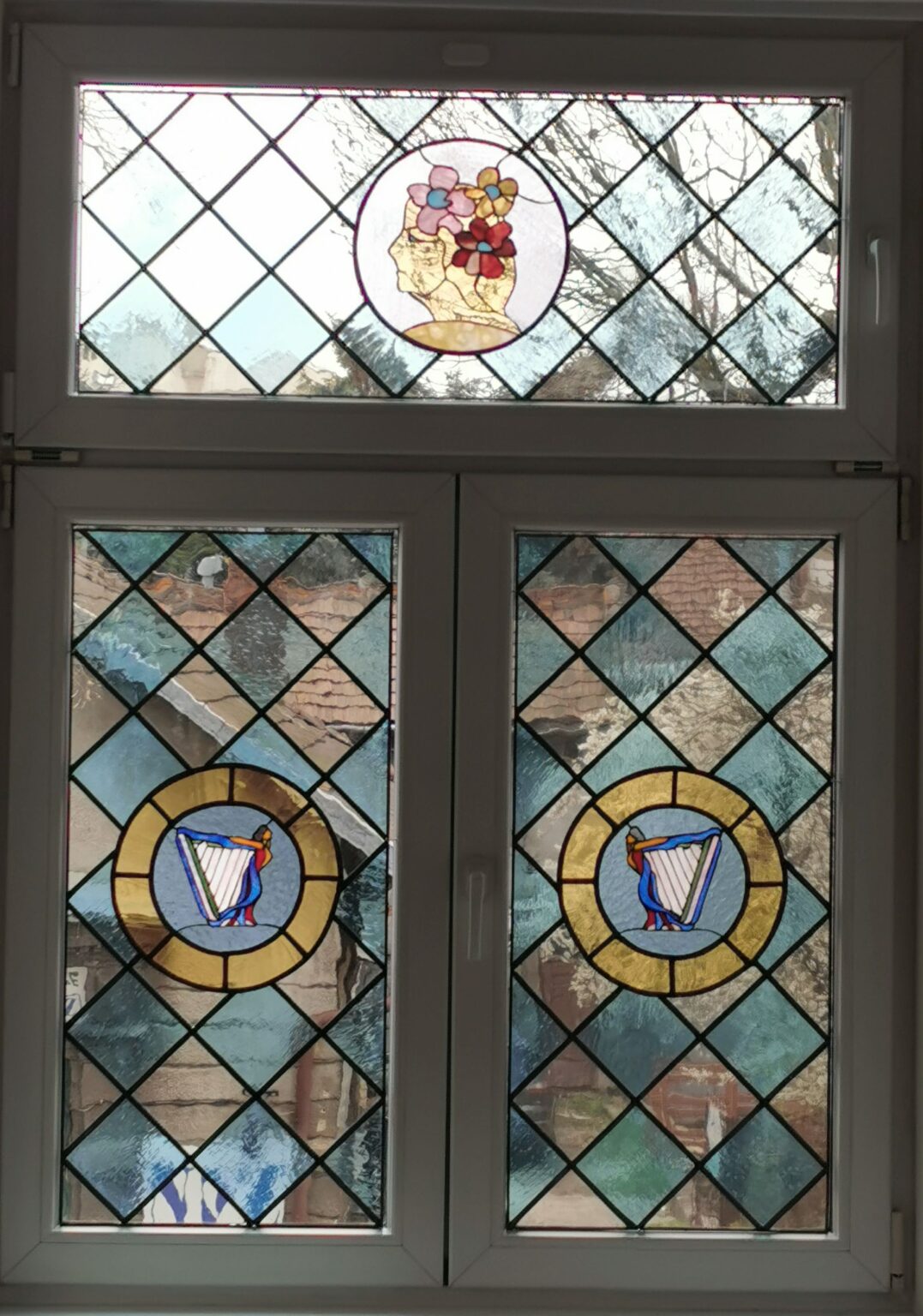 Witraż okienny z motywem harfy